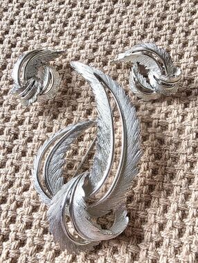 Vintage Sarah Coventry Feathered Leaf Broach & Earring Set.
